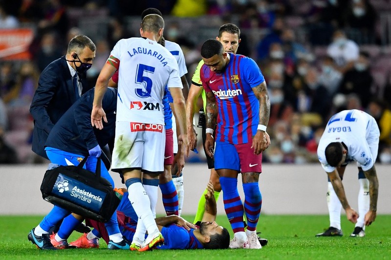 Sergio Aguero bất ngờ ngã quỵ trên sân, phải nhập viện - ảnh 1