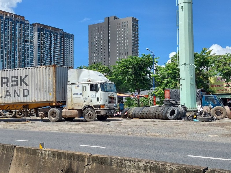 container-dau-tran-lan-giua-duong-5