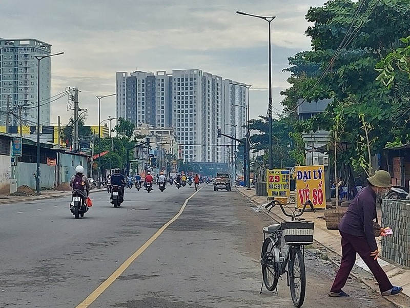 Dự án cải tạo kênh Hiệp Tân dài khoảng 1,5 km với tổng mức đầu tư 191 tỉ đồng. Thời gian thi công dự án từ năm 2016 đến 2019. Dự án đang ngừng thi công do vướng mặt bằng hướng phần đất của Xí nghiệp Cầu Tre. 2