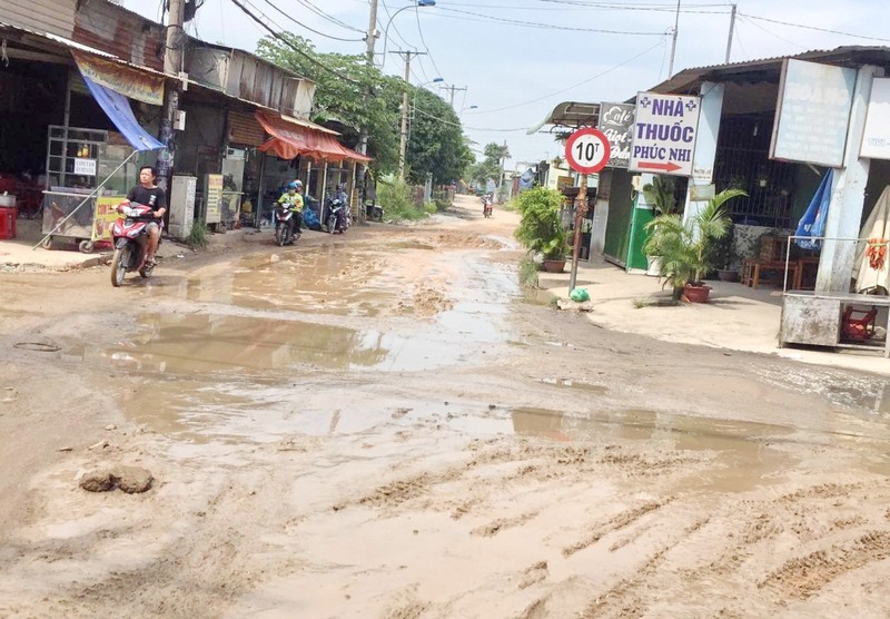 Ngã tư Toàn Trung (giao cắt giữa đường Lê Thị Ngay và Nguyễn Thị Trọn) không còn cảnh lầy lội khi trời mưa đến. 1