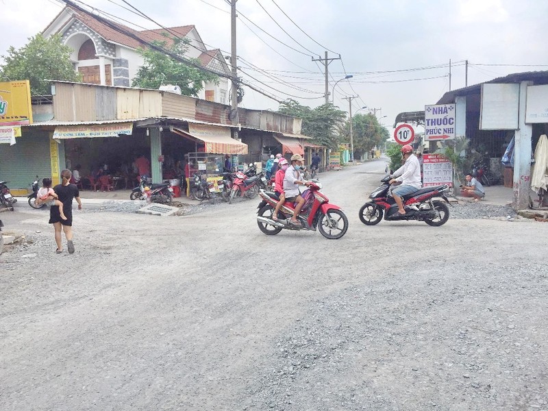 Ngã tư Toàn Trung (giao cắt giữa đường Lê Thị Ngay và Nguyễn Thị Trọn) không còn cảnh lầy lội khi trời mưa đến. 2