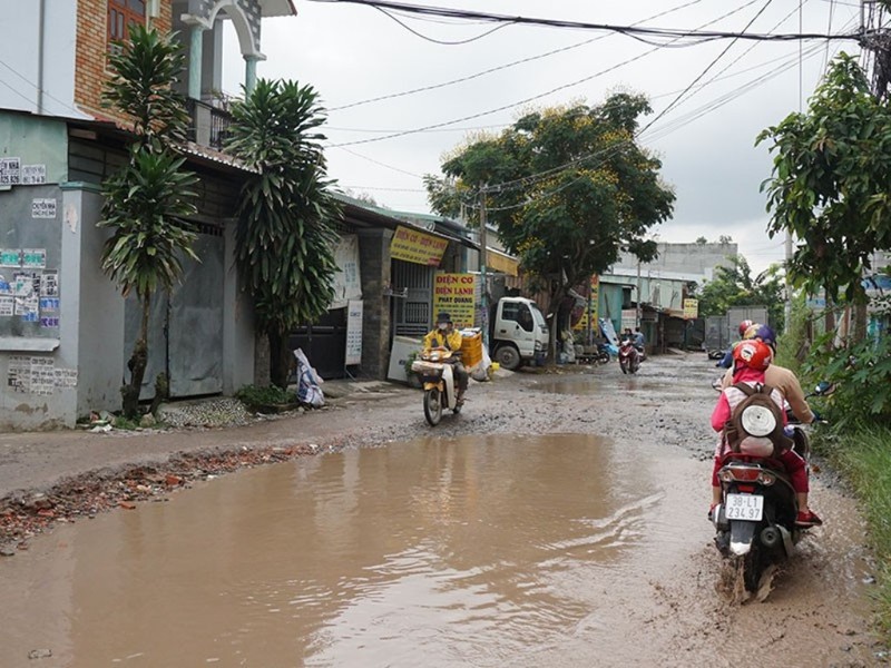 Người dân vui mừng vì việc lưu thông đã thuận tiện và không còn cảnh nhiều người bị té khi di chuyển qua các hố sâu. 1