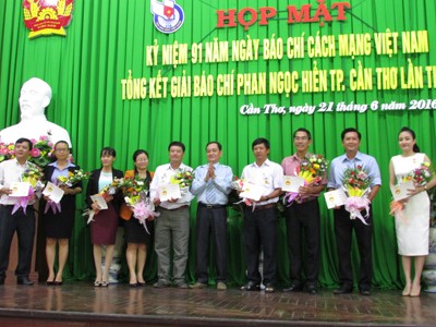 Vinh danh nhiều tác phẩm viết về hạn, mặn - ảnh 3