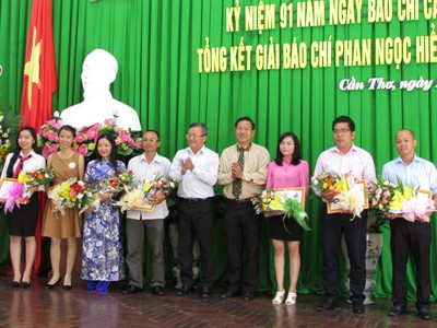 Vinh danh nhiều tác phẩm viết về hạn, mặn - ảnh 2