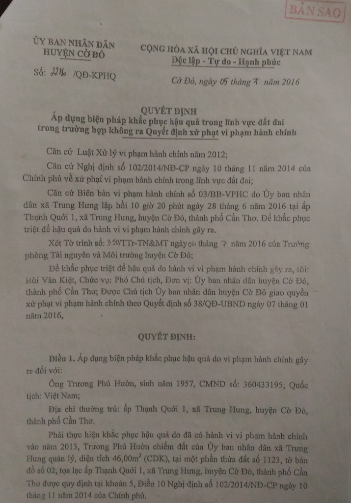 Giấy chứng nhận xã Trung Hưng cấp cho ông Hườn giao cho ông sử dụng vĩnh viễn 150m2 đất và Quyết định 2216 của UBND huyện Cờ Đỏ đã bị tòa phúc thẩm tuyên hủy. Ảnh: NN 2