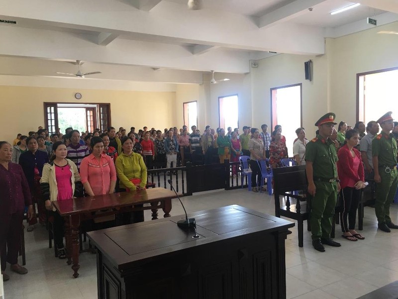 Hơn 100 hụi viên tới tòa dự phiên xử chủ hụi - ảnh 1