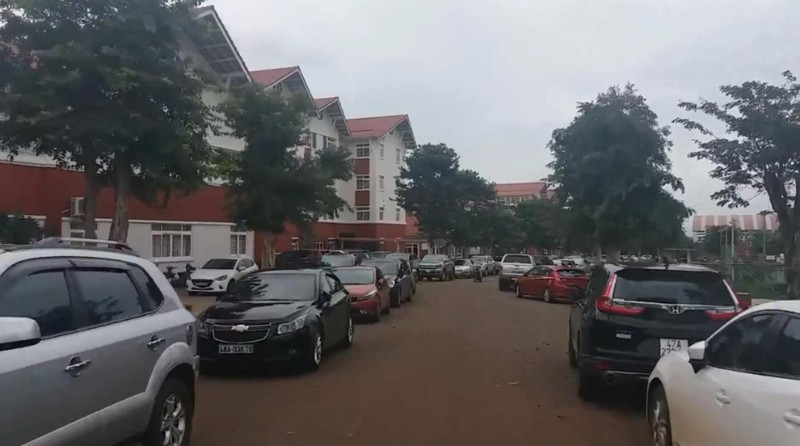 Cả ngàn ô tô của phụ huynh đỗ kín sân trường ở Đắk Lắk - ảnh 2