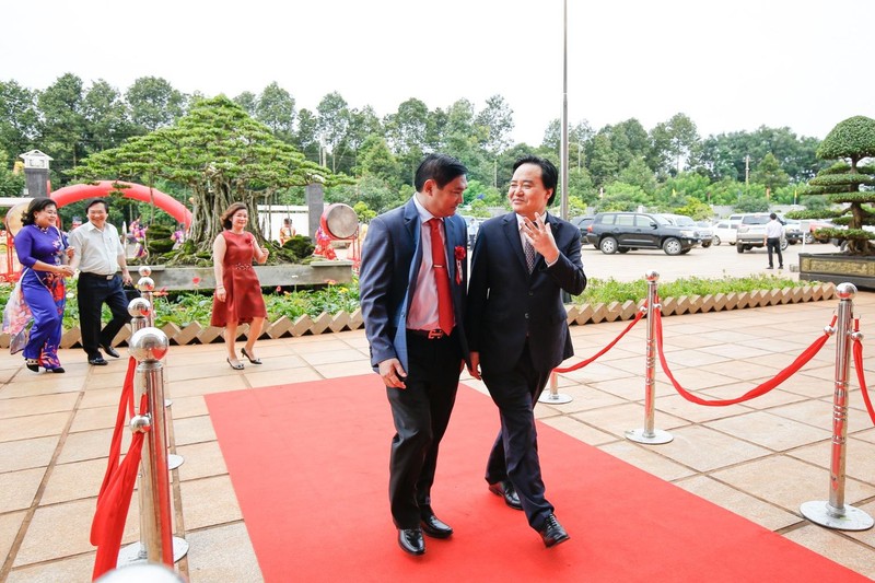 Cả ngàn ô tô của phụ huynh đỗ kín sân trường ở Đắk Lắk - ảnh 3