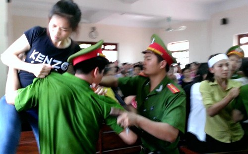 Người nhà gây náo loạn khi nghe toà tuyên 'vụ quan tài diễu phố' - ảnh 4