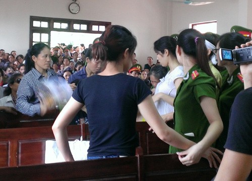 Người nhà gây náo loạn khi nghe toà tuyên 'vụ quan tài diễu phố' - ảnh 6