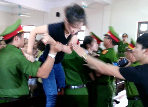Người nhà gây náo loạn khi nghe toà tuyên 'vụ quan tài diễu phố' - ảnh 3