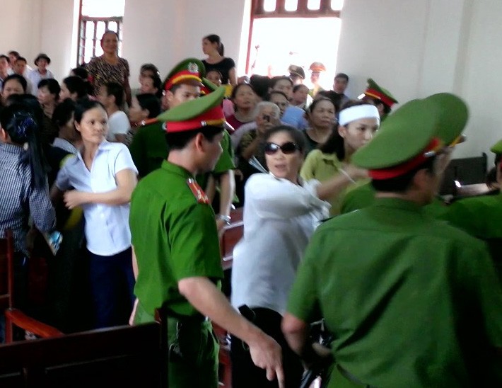 Người nhà gây náo loạn khi nghe toà tuyên 'vụ quan tài diễu phố' - ảnh 5