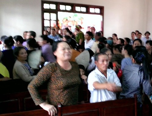 Người nhà gây náo loạn khi nghe toà tuyên 'vụ quan tài diễu phố' - ảnh 7