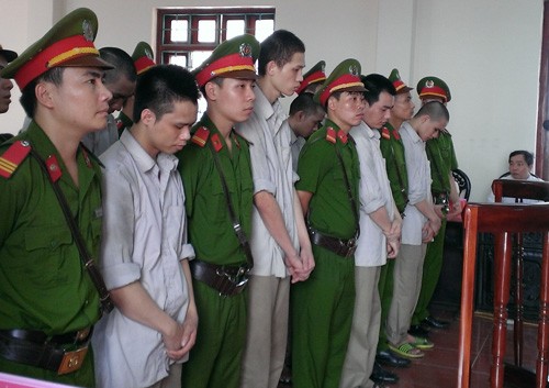 Người nhà gây náo loạn khi nghe toà tuyên 'vụ quan tài diễu phố' - ảnh 1