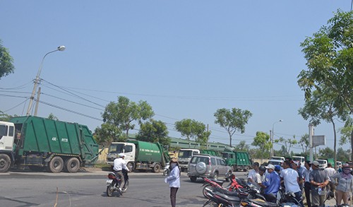 Dân rào chắn, hàng loạt xe chở rác nằm đường - ảnh 1