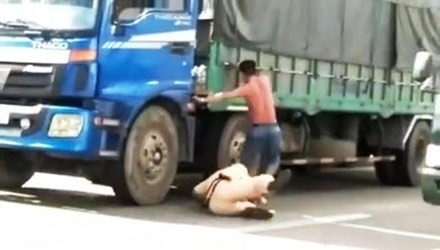 Tài xế đạp cảnh sát giao thông xuống đường bị khởi tố, bắt giam - ảnh 1