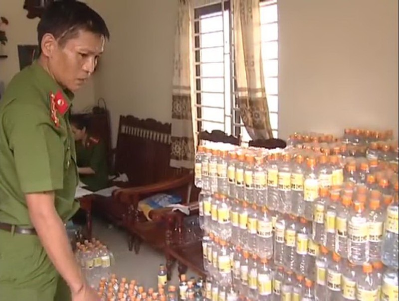 2.400 chai giấm ăn làm bằng nước lã pha acid - ảnh 1