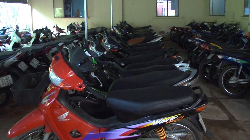65 thanh niên hò hét cổ vũ đua xe - ảnh 1