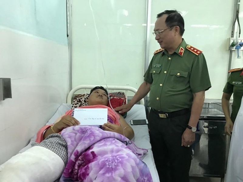Thứ trưởng công an thăm 2 cảnh sát PCCC bị thương - ảnh 1