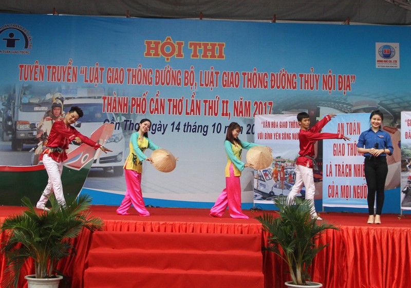 Cần Thơ tuyên truyền giao thông bằng tiểu phẩm - ảnh 1