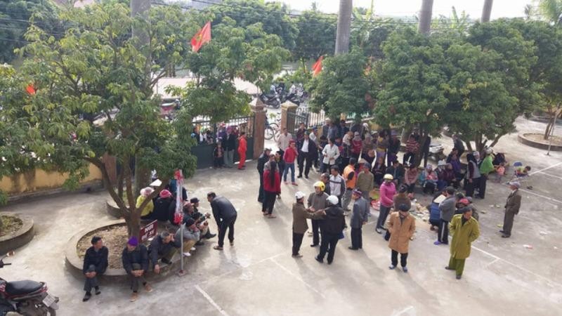 Còng tay vượt quyền,công an xin lỗi nguyên trưởng thôn - ảnh 1