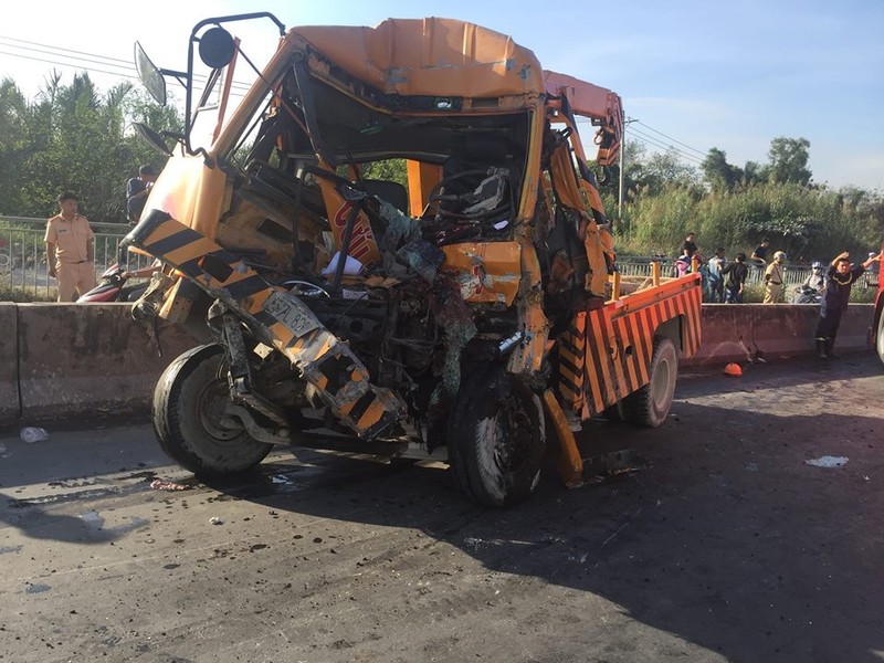 Tai nạn thảm khốc dốc cầu Phú Mỹ, 3 người chết - ảnh 2