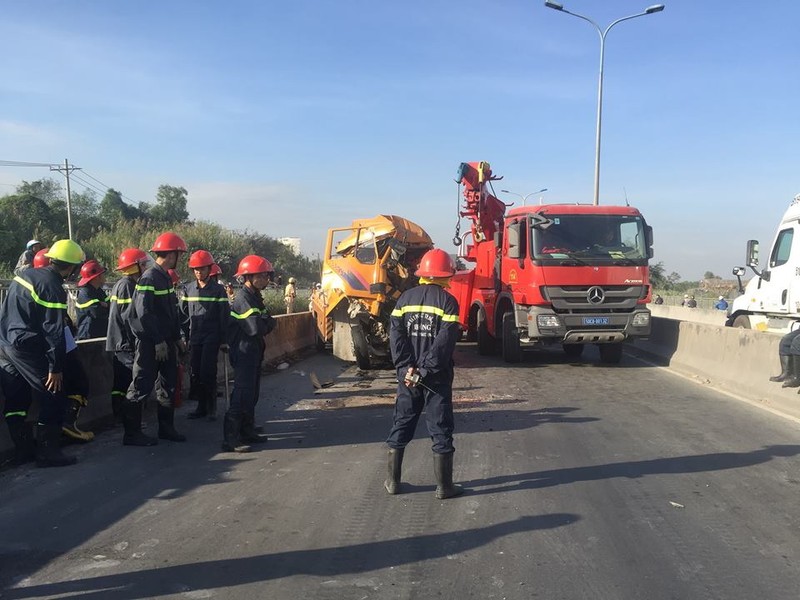 Tai nạn thảm khốc dốc cầu Phú Mỹ, 3 người chết - ảnh 1