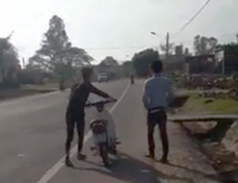 CSGT nói về clip ‘buộc 2 thanh niên xì lốp xe dẫn bộ’ - ảnh 1