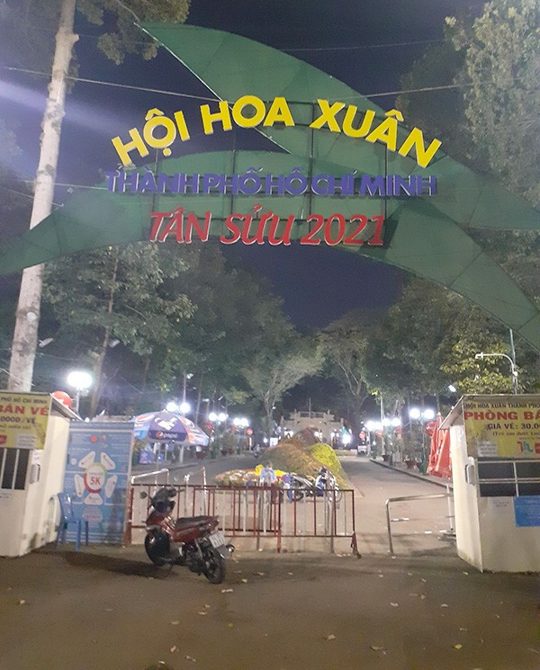 TP.HCM: Đường hoa, hội hoa xuân... vắng ngắt người tối 28 Tết - ảnh 5