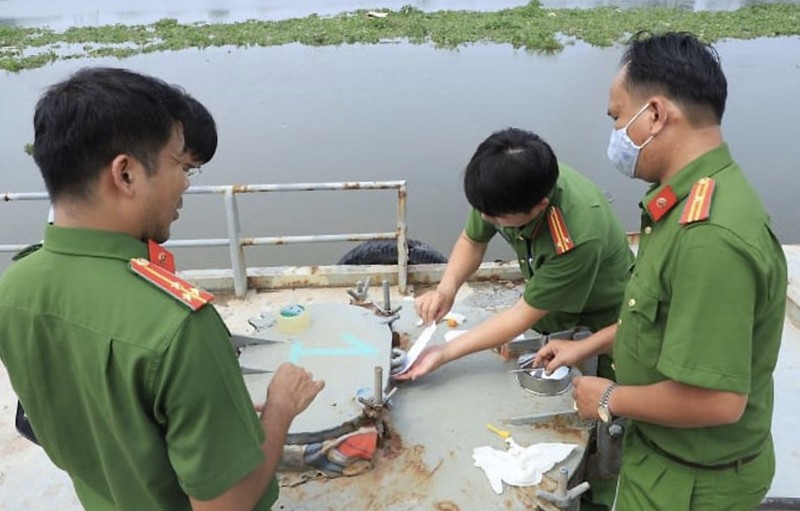 Đồng Nai: Phá đường dây buôn xăng giả, thu giữ 100 tỉ tiền mặt - ảnh 1