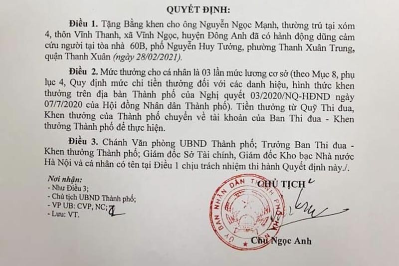 Bí thư, Chủ tịch Hà Nội khen, thưởng người cứu bé rơi lầu 13  - ảnh 1