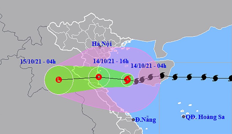 Bão số 8 giật cấp 11 đang cách Hà Tĩnh 200 km, suy yếu khi vào đất liền - ảnh 1