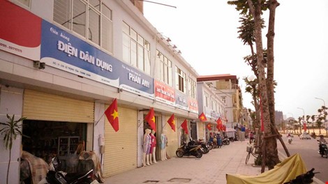 Quận Thanh Xuân nói gì về biển hiệu 'đồng phục xanh đỏ' ở phố kiểu mẫu? - ảnh 1