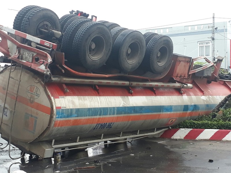 Xe chở dầu lật ngửa sau va chạm, dầu DO tràn ra đường - ảnh 1