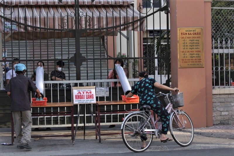 ‘ATM lướt ống’ đưa cơm hộp, khoai lang… đến tay người nghèo - ảnh 1