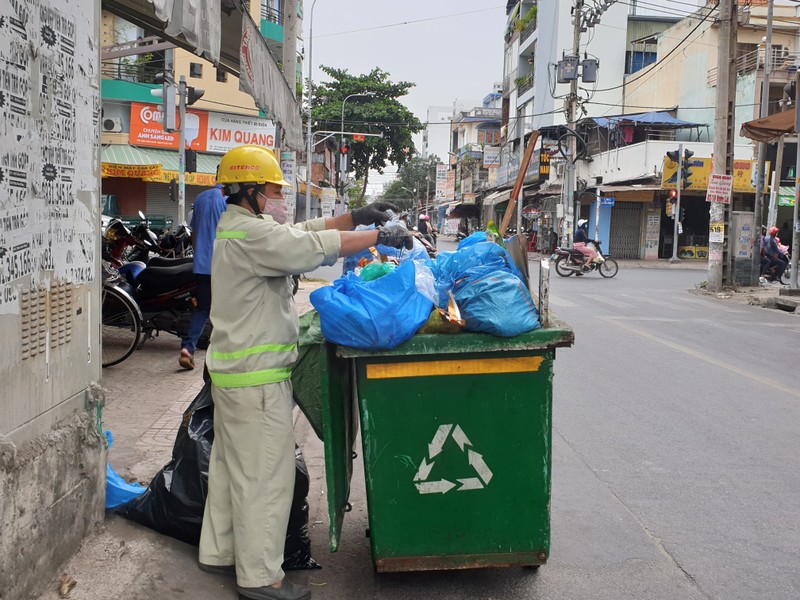 Nỗi lòng của những người làm sạch đường phố ngày tết - ảnh 1