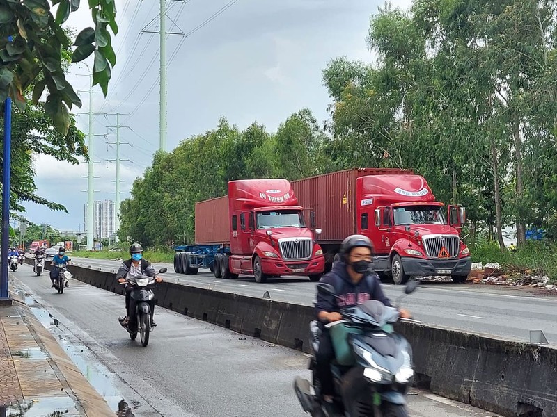 Ngang nhiên biến đường giao thông thành bãi đỗ xe container - ảnh 1