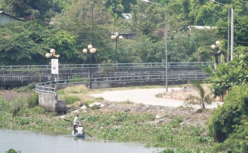 Lo vỡ đê bao sông Sài Gòn khi vào mùa mưa bão, triều cường - ảnh 1