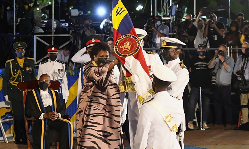 Barbados ngừng công nhận Nữ hoàng Anh, trở thành nước cộng hòa - ảnh 1
