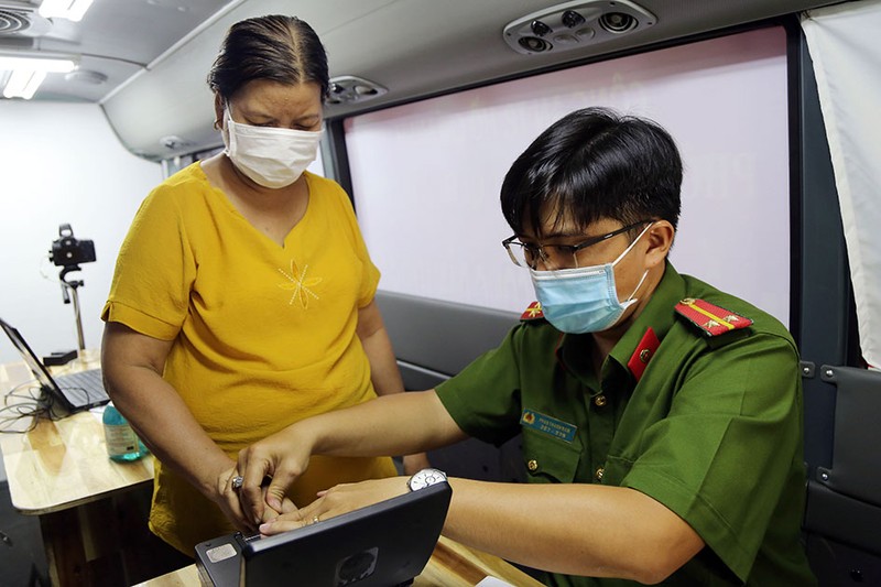 Làm CCCD, sao phải mặc áo sơmi, không trang điểm đậm? - ảnh 1