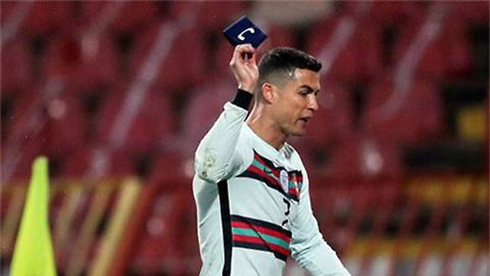 Đấu giá băng thủ quân Ronaldo ném đi vì bất mãn trọng tài - ảnh 1