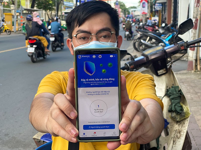 Phạt người có smartphone không cài Bluezone: Chưa ổn! - ảnh 1