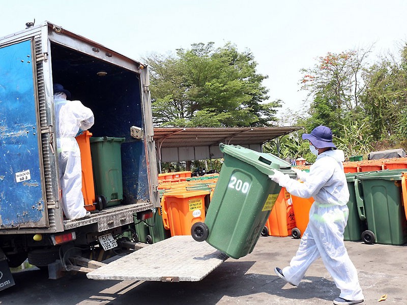 TP.HCM: “Quá tải” thu gom rác thải khu cách ly - ảnh 1