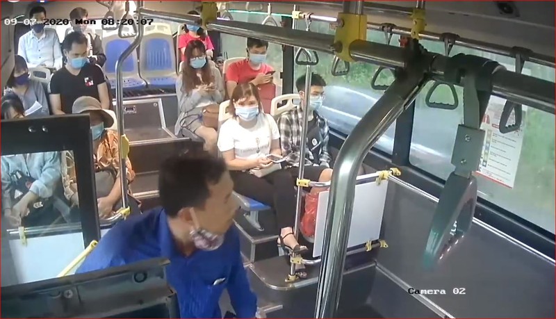 Nhắc khách đeo khẩu trang, phụ xe buýt Hà Nội bị nhổ nước bọt - ảnh 1