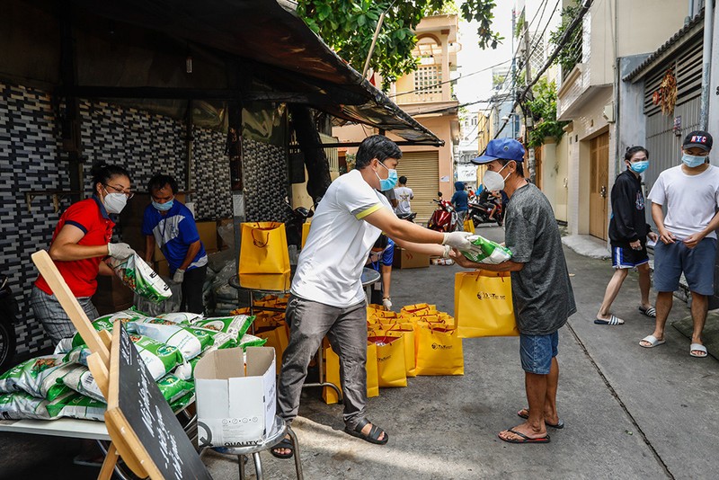 T&T tặng 100.000 suất quà cho người dân TP.HCM gặp khó khăn do COVID-19 - ảnh 1