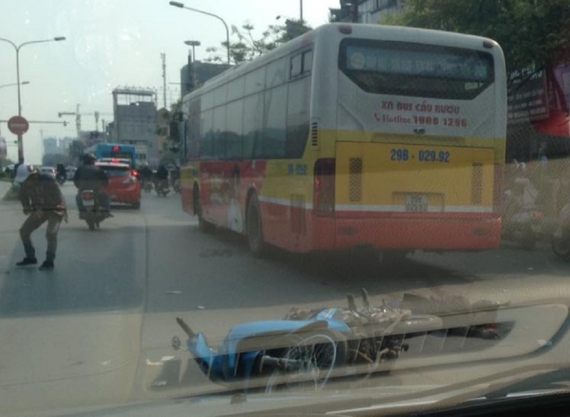 1 người đàn ông bị xe buýt cán tử vong - ảnh 1