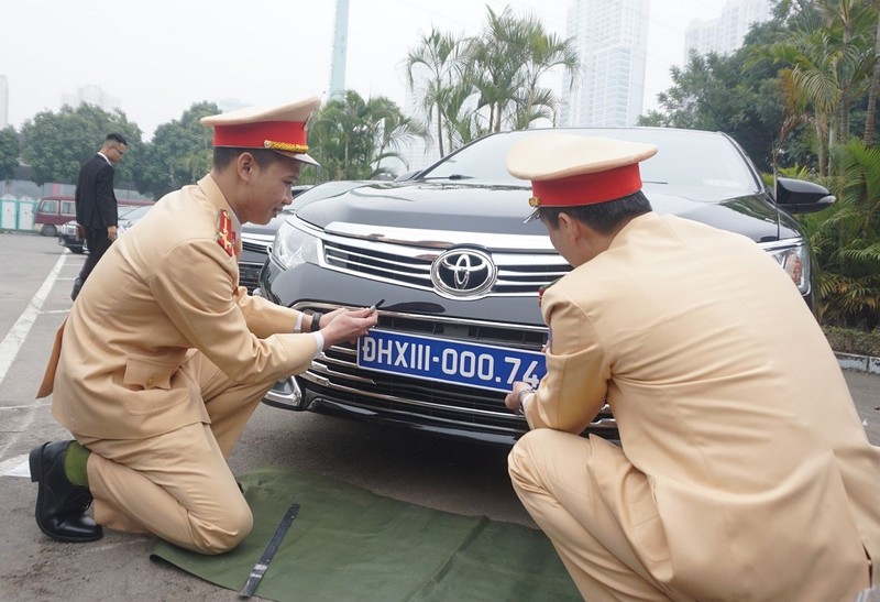 CSGT kiểm định, gắn biển tạm cho 109 ô tô phục vụ Đại hội XIII - ảnh 1