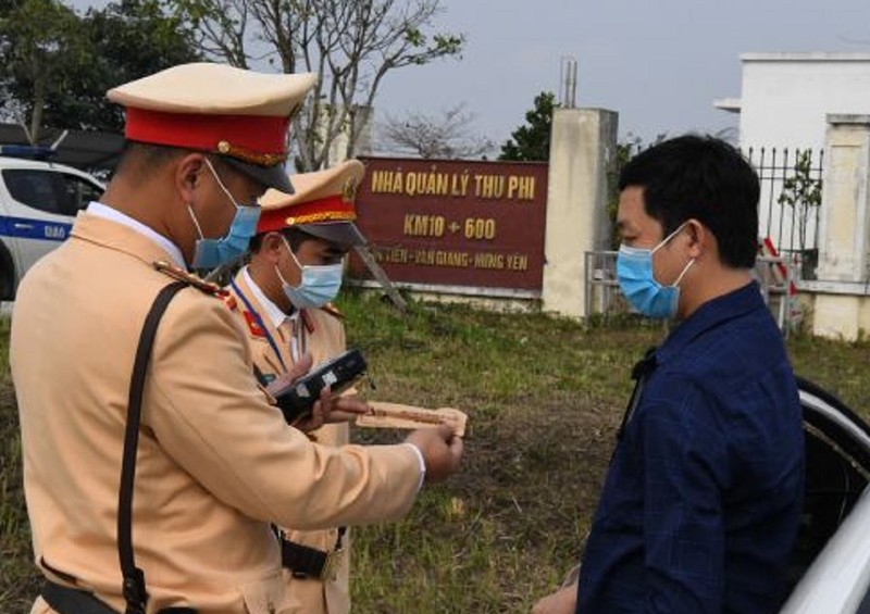 Xử nghiêm vi phạm giao thông, không nể nang ngày Tết - ảnh 1