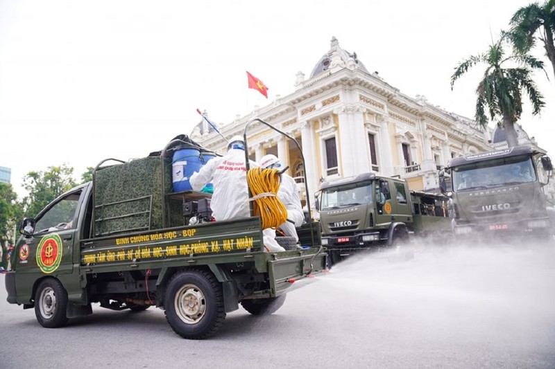 Hà Nội: Binh chủng hóa học, Bộ tư lệnh Thủ đô bắt đầu phun khử khuẩn diện rộng - ảnh 1