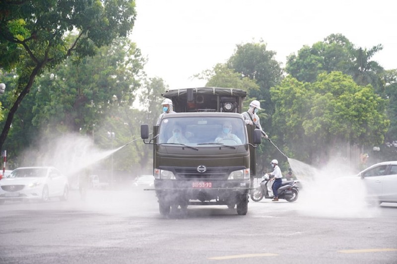 Hà Nội: Binh chủng hóa học, Bộ tư lệnh Thủ đô bắt đầu phun khử khuẩn diện rộng - ảnh 2